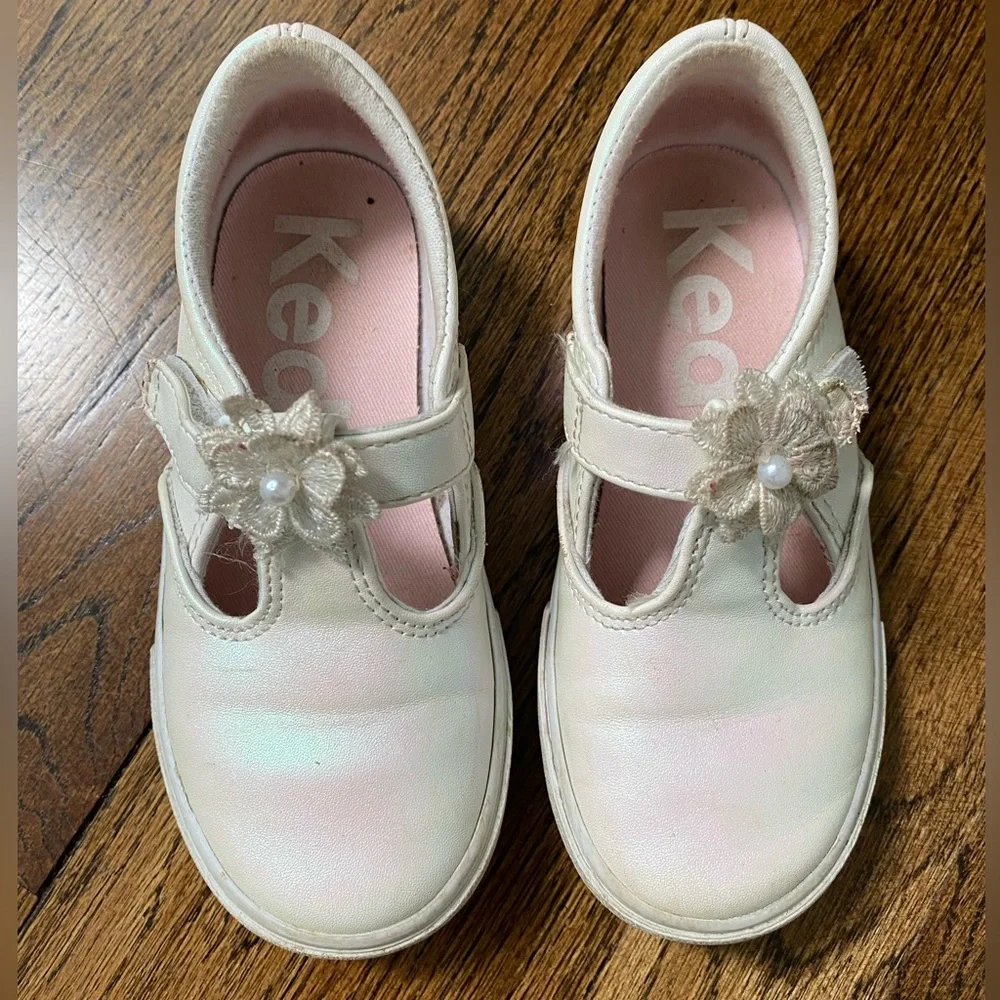 Keds- Daphne flower white pearlized toddler girl size 9.5 Mary Jane t-strap shoe